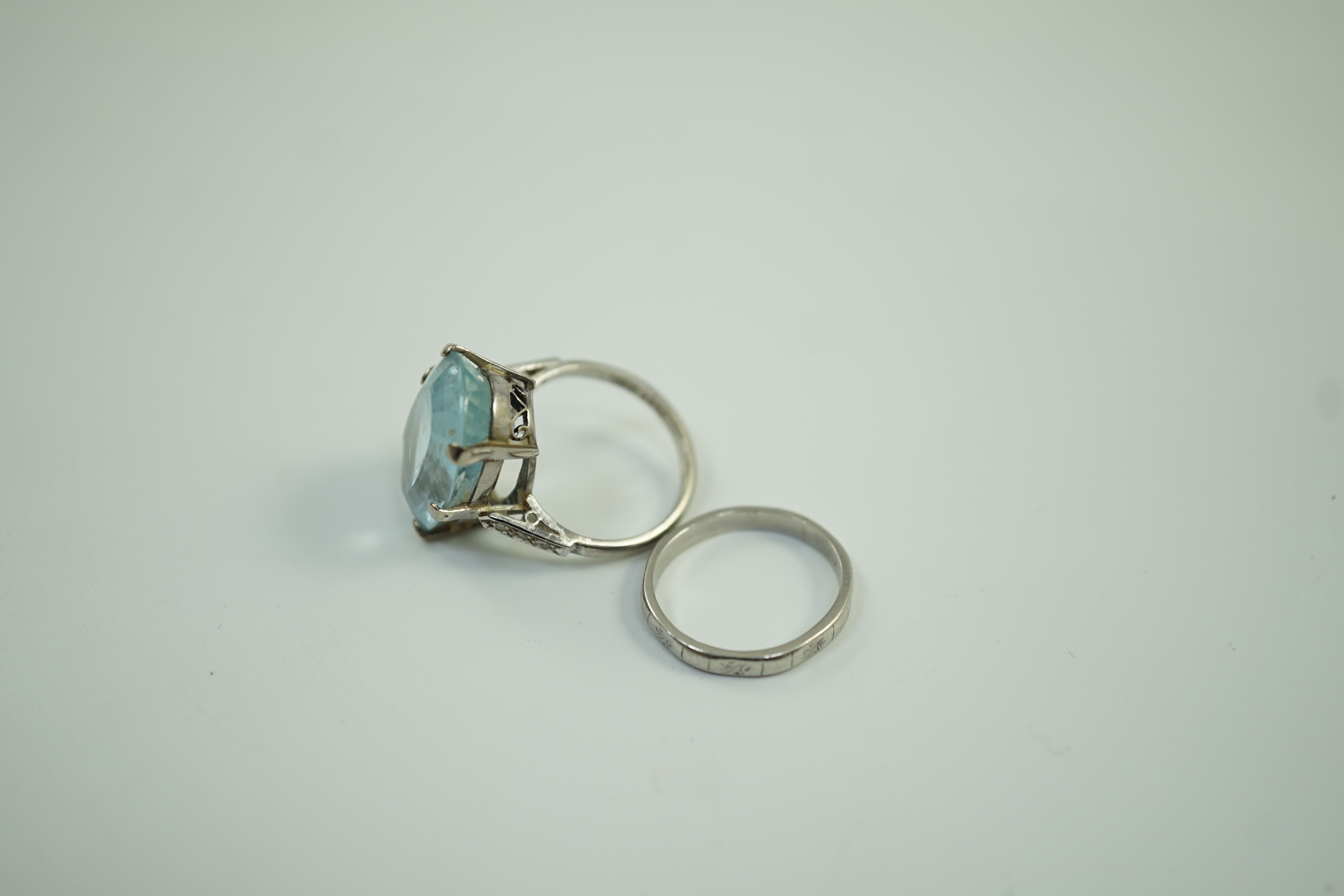 An 18ct, plat and single stone oval cut aquamarine set ring, with diamond chip set shoulders, size K, gross weight 7 grams, together with a white metal, stamped platinum, wedding band, size I, 2.8 grams.